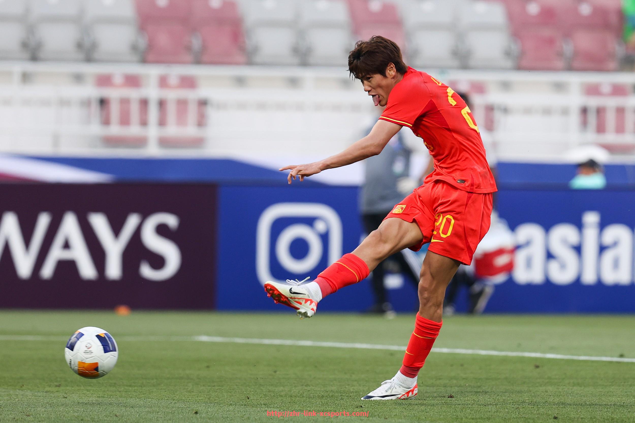 杏彩体育-世俱杯参赛球队球衣演变图鉴与年代特色解析